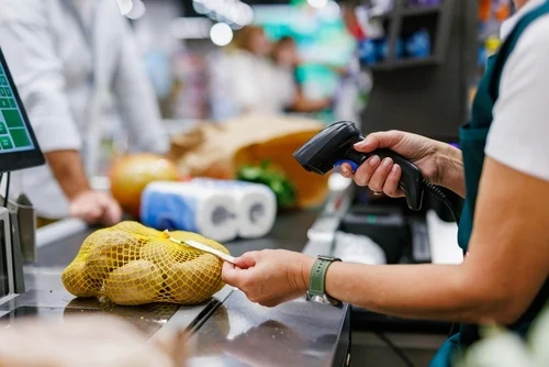 En España, en retail y grandes superficies como Mercadona especifican entre sus requisitos mínimos ser mayor de edad. Cajero de supermercado cobrando.