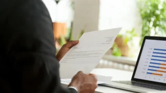 Hombre revisando la carta de presentación