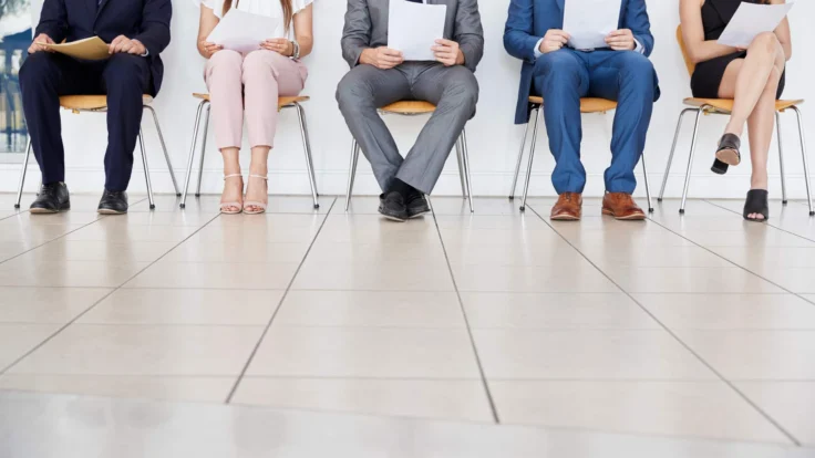 Grupo de personas preparándose para una entrevista