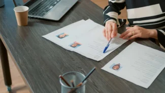 Diferentes curriculums en revisión por reclutadora
