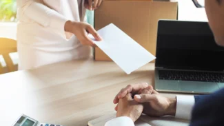 Trabajadora entregando su carta de renuncia