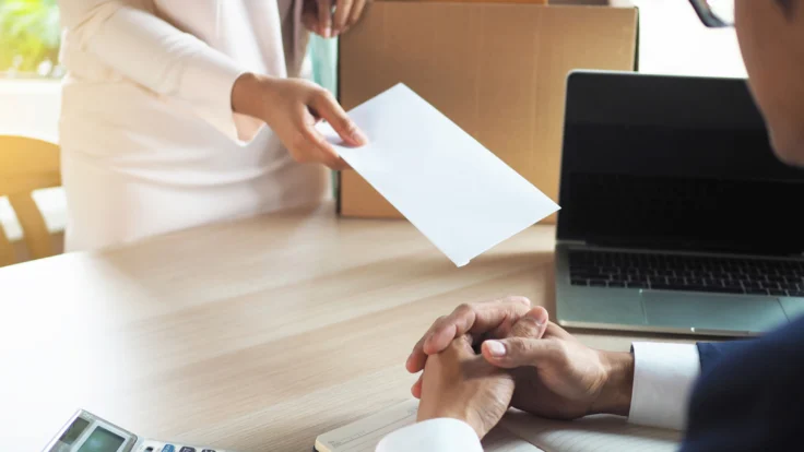 Trabajadora entregando su carta de renuncia