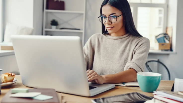 Mujer renunciando a una oferta de trabajo ya aceptada