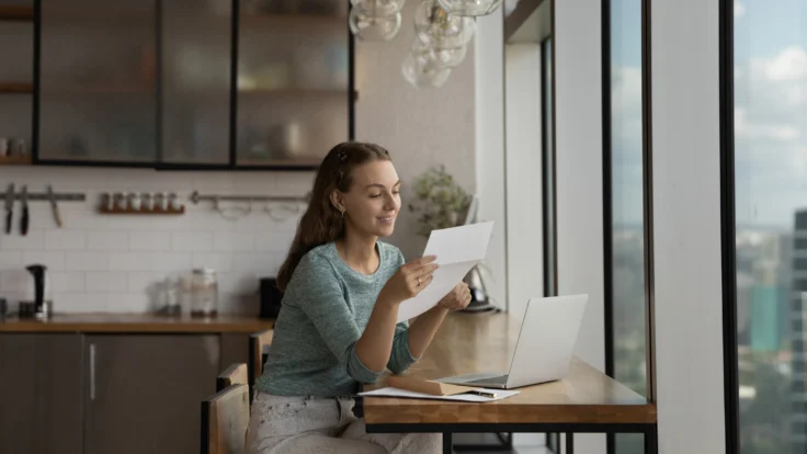 Mujer leyendo su carta de presentación para cambiar de empleo