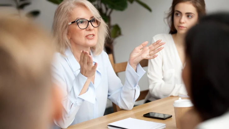 Mujer profesional hablando sobre poner o no la edad en un cv