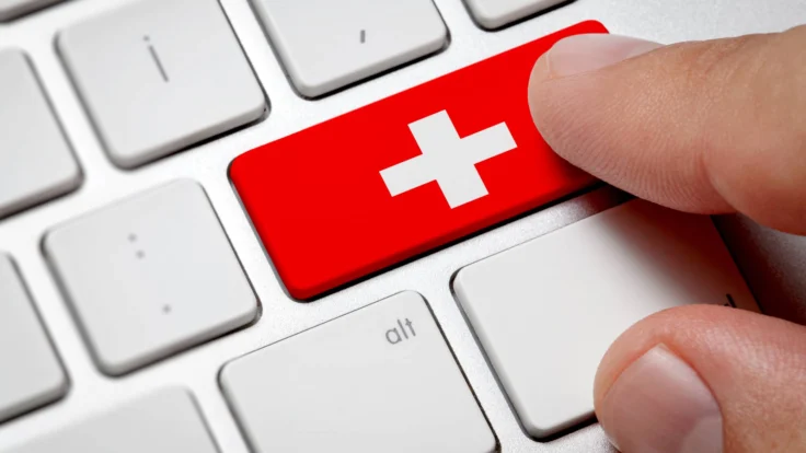 Un teclado con la bandera de Suiza siendo clicado