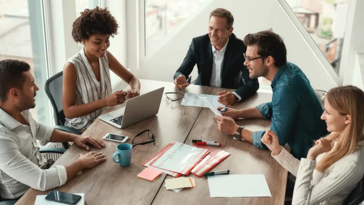 Grupo de personas haciendo un trabajo en conjunto