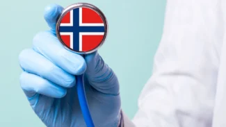 Profesional de la salud con la bandera de Noruega en su instrumento