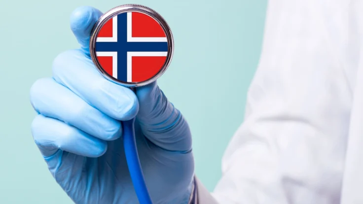 Profesional de la salud con la bandera de Noruega en su instrumento