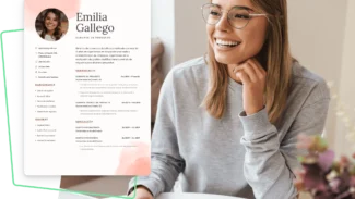 mujer haciendo su currículum