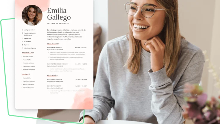 mujer haciendo su currículum