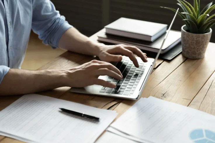 Persona creando su currículum online desde un portátil en pocos minutos