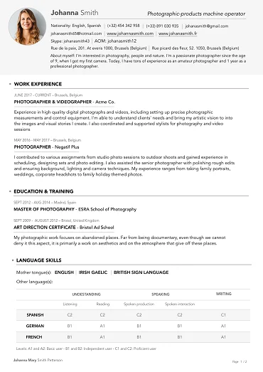 Plantilla de CV Europass disponible en la plataforma oficial con información de contacto, experiencia laboral como fotógrafa y videógrafa, formación, habilidades e idiomas sobre fondo blanco.