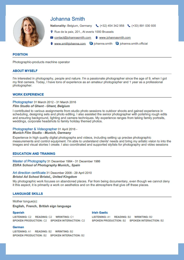 Plantilla de CV Europass disponible en la plataforma oficial en el que se detalla su experiencia laboral, educación, idiomas e información de contacto en una plantilla blanca y azul.