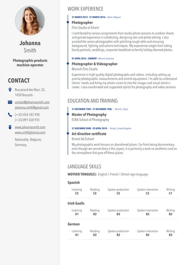Plantilla de CV Europass disponible en la plataforma oficial con con su foto, datos de contacto, experiencia laboral como fotógrafa, educación, conocimientos de idiomas y niveles de competencia.